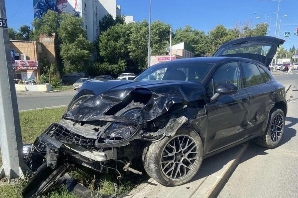    Машина влетела в бордюр, снесла дорожный знак Фото: ГУ МВД по Самарской области