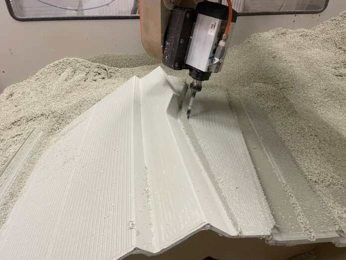 
На станке ЧПУ выполняется фрезерование 3D-печатного блока для изготовления мастер-модели формы для лодки, используемой для изготовления композитной формы для корпуса лодки. Источник | Foarboc Ltd.