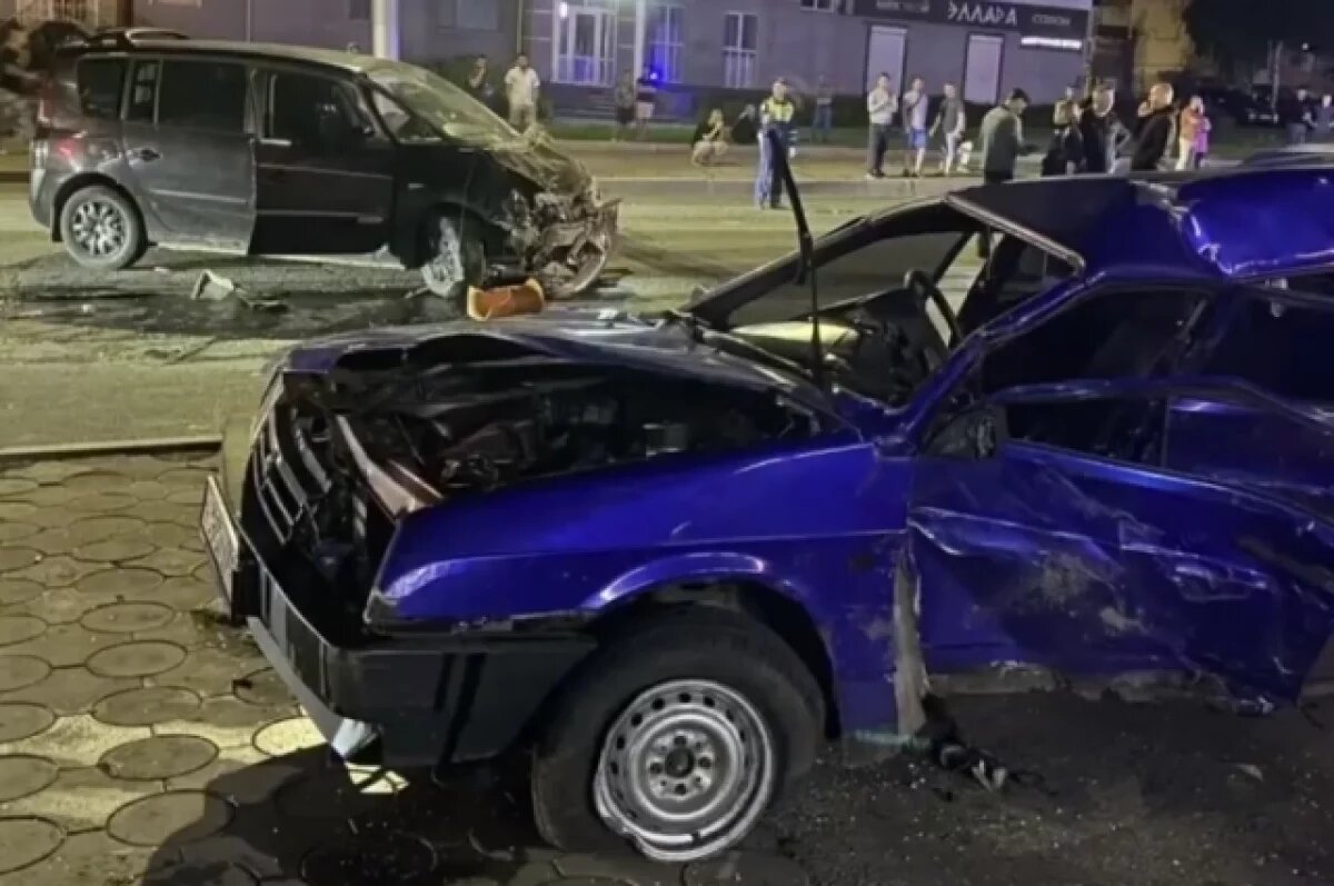    Компания парней на «девятке» едва успела выехать на дорогу.