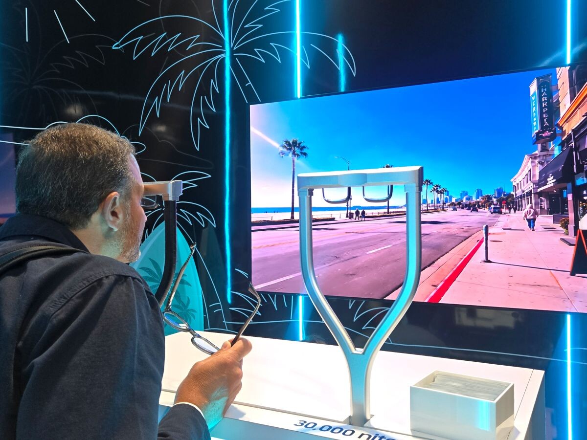    Samsung показала дисплей для VR с яркостью 40 000 нит