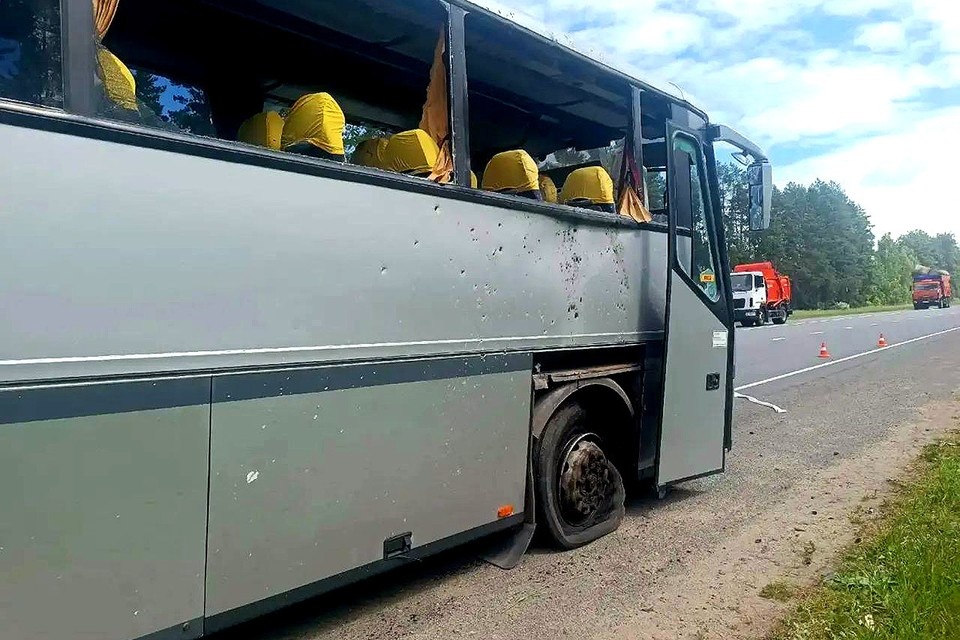    Украинские боевики напали на машину детьми-футболистами в Брянской области с помощью БПЛА. Фото: t.me/sbbytoday
