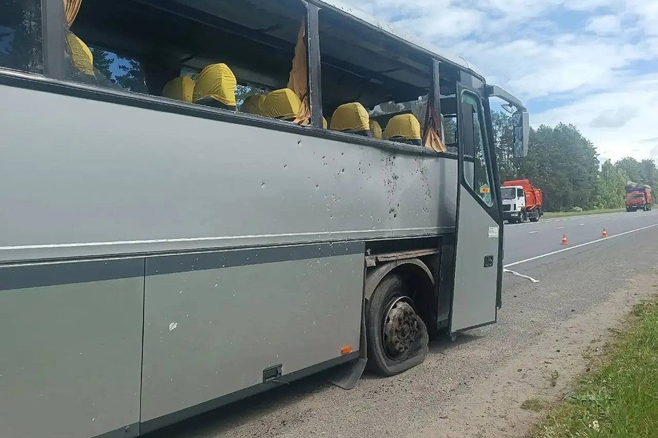    В атакованном автобусе в Брянской области были дети-школьники, родители и тренер. Фото: sbbytoday @ соцсети