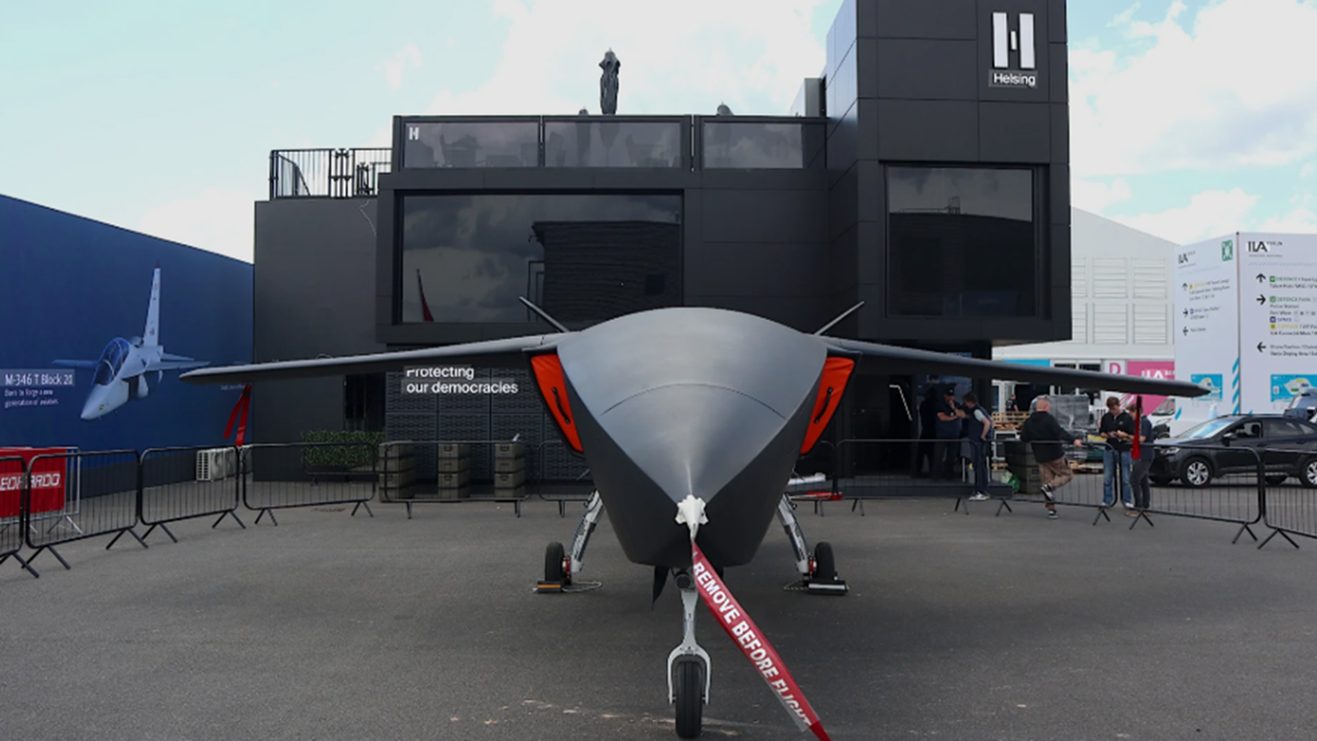 На фотографии: CA-1EA – автономный беспилотный летательный аппарат компании Helsing. Авиасалон ILA Berlin 2026, Германия. Вид спереди. Фото Helsing.
