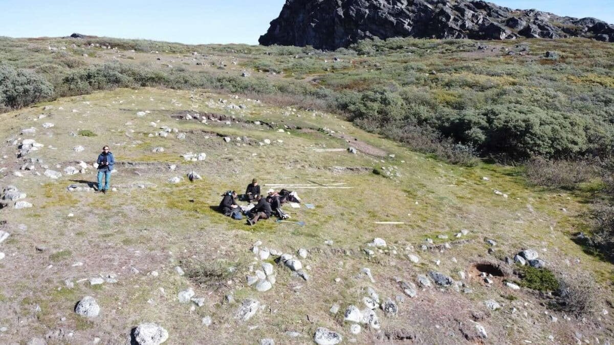    Авторы исследования во время полевых работ в Гренландии © Louise Hindborg Mortensen/phys.org