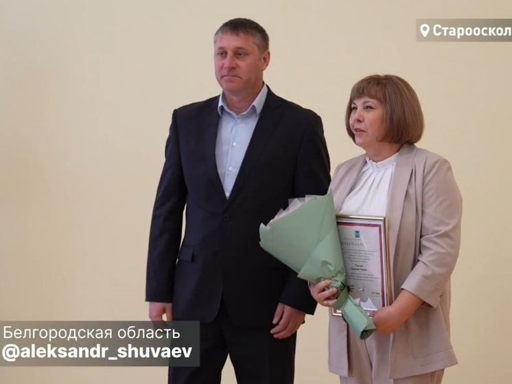     Глава региона Александр Шуваев наградил 18 медиков в Старом Осколе, фото: скриншот видео max.ru/aleksandr_shuvaev