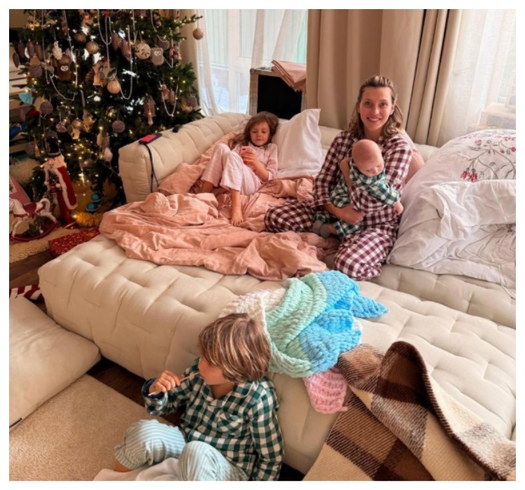 Редкое фото со всеми тремя пупсами
