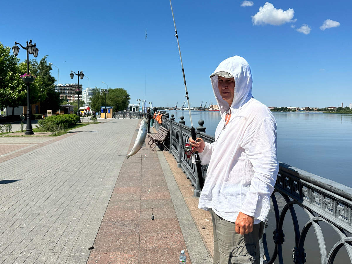 Словить рыбу.