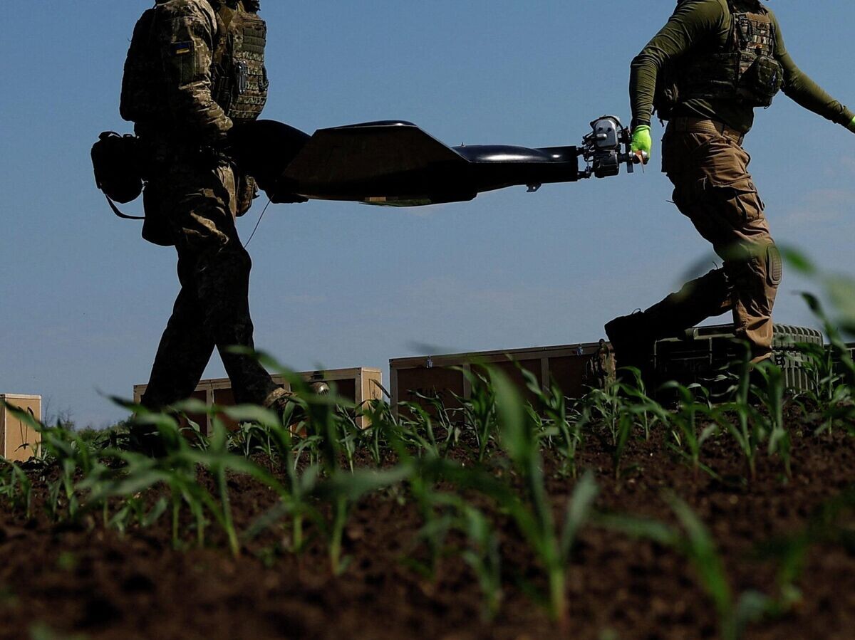    Украинские военные с беспилотником | © REUTERS / Valentyn Ogirenko