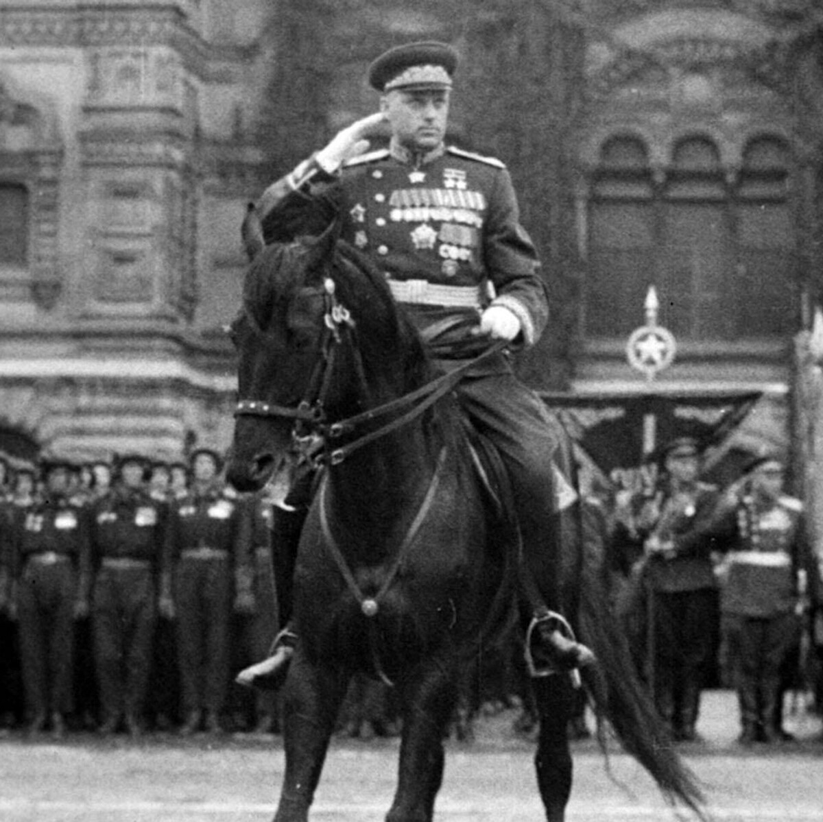 Маршал К. К. Рокоссовский командует Парадом Победы