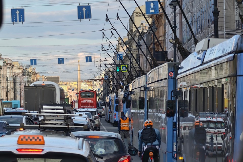    Движение также полностью перекрыто на участке КАД между ЗСД и Новосельем. Алексей БУЛАТОВ