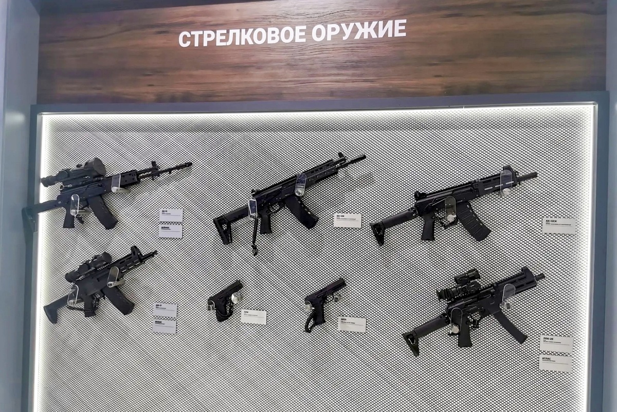   Продукция концерна "Калашников". Слева внизу - мини-автомат АМ-17. / Фото: Игорь Черняк/РГ