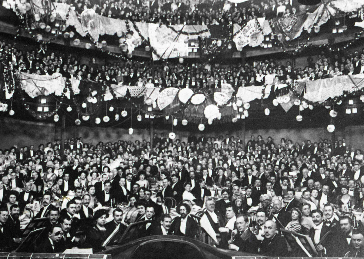 Зрительный зал Художественного театра во время капустника 1912 года
