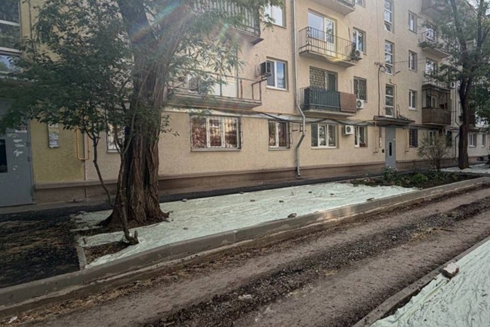    В переулке Днепропетровском в Мариуполе благоустраивают двор жилого дома. Фото: РКС-НР