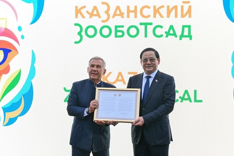    Высокий гость привез с собой сертификат официальной передаче столице Татарстана двух молодых слоних. Фото: rais.tatarstan.ru