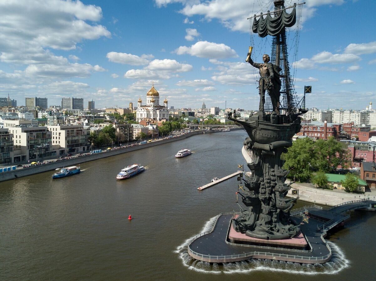    Пароходы на Москве-реке в районе Пречистенской набережной и памятник Петру I в Москве | © РИА Новости / Максим Блинов