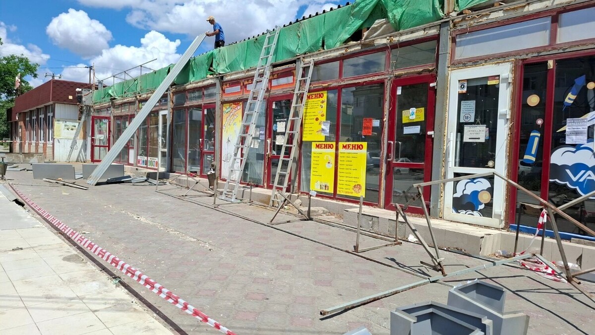    Рабочие полностью разобрали часть павильонов, расположенных ближе ко Второй Продольной   Мария Орлянская / novostivolgograda.ru