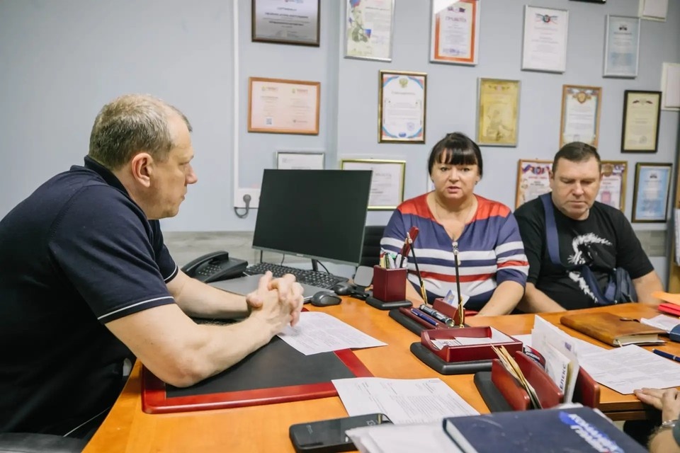    Глава Мариуполя Антон Кольцов рассказал о порядке действий горожан, которым распределено компенсационное жилье. Фото: МАХ/Кольцов