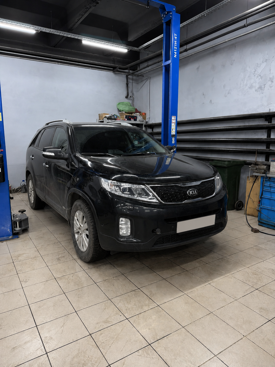 Автомобиль Kia Sorento 2.4 2015 на подъемнике перед началом работ