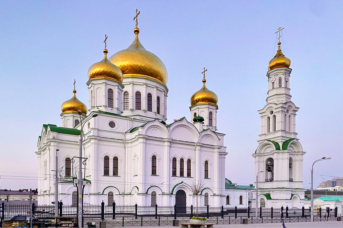 После реставрации, которая началась в 2011 году и проходила семь лет, на основе архивных материалов воссозданы в мельчайших деталях соборные росписи, кресты и 15 колоколов. Фото: pavljenko / Wikimedia