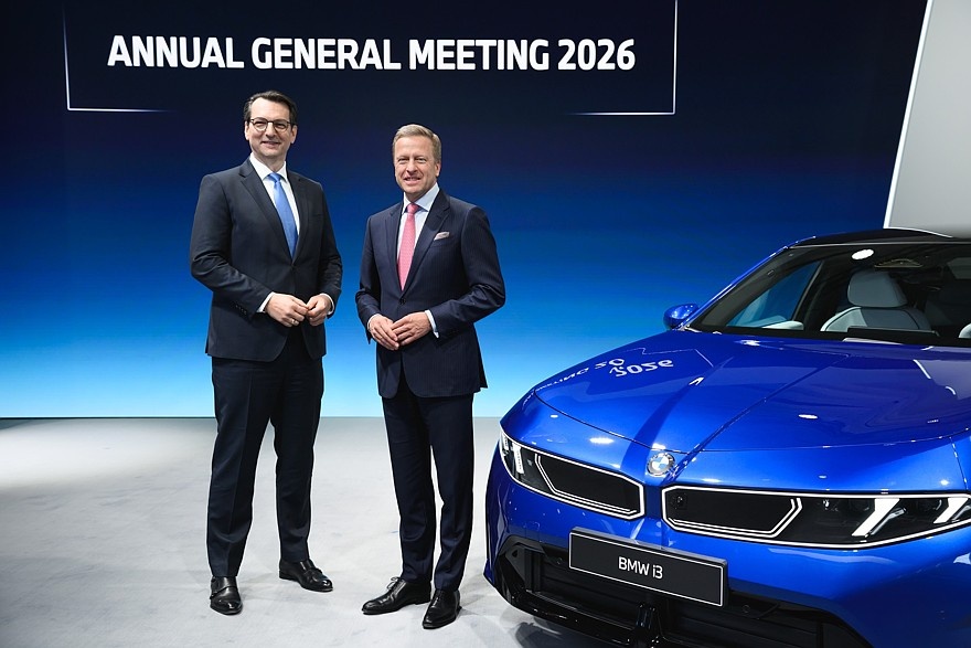    Новый гендиректор BMW Group Милан Неделькович (слева) и его предшественник Оливер Ципзе