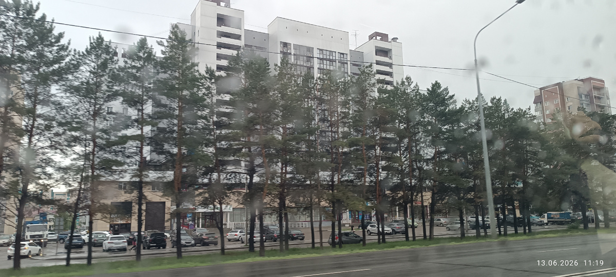 Где-то на просторах моего города. Фотография автора, один из дождливых дней июня 2026 года. 