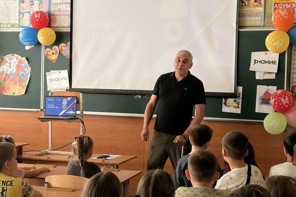    В рамках акции «Служу Отечеству» на базе одной из донецких школ состоялся «Урок мужества». Фото: Российское общество «Знание»