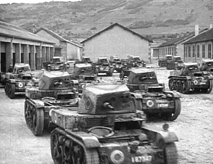 Кавалерийские танки Hotchkiss на параде. Фотография в свободном доступе.