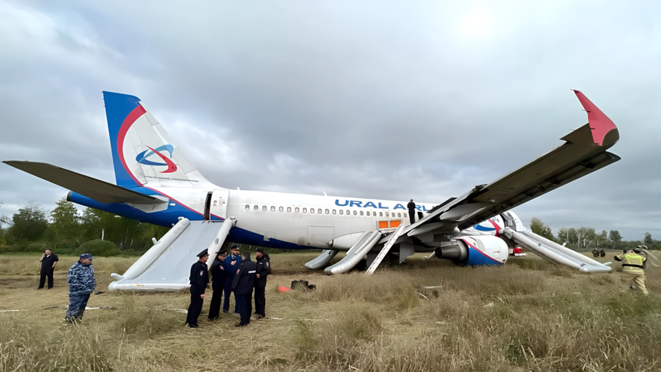     Дело посадившего самолет в поле пилота Белова дошло до Верховного суда ТГ "Уральских авиалиний"/ТАСС