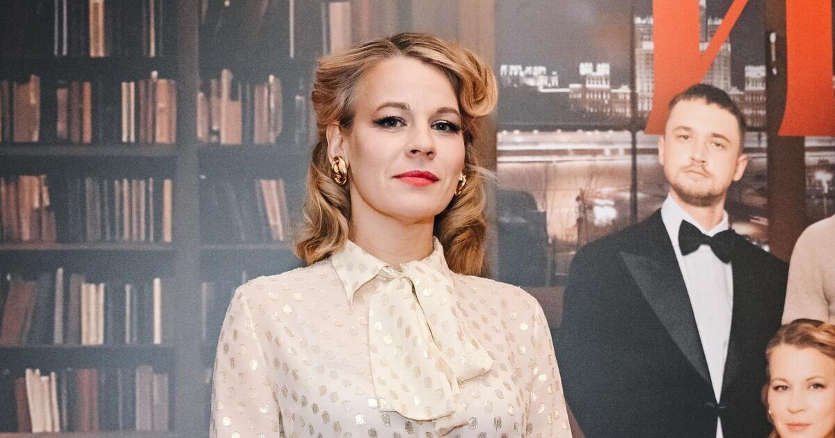картинка взята отсюда https://7days.ru/stars/chronic/siyayushchaya-rebenok-khudoy-semchev-zhizneradostnyy-pozner-i-drugie-zvezdy-na-premere-spektaklya-im.htm