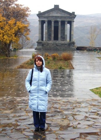 У храма Гарни