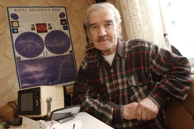 Бывший советский полковник Станислав Петров у себя дома, 2004 год