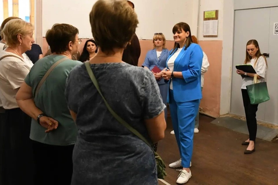    Врио главы Макеевки Юлия Иванова встретилась с жителями микрорайона Восточный. Фото: ТГ/Иванова