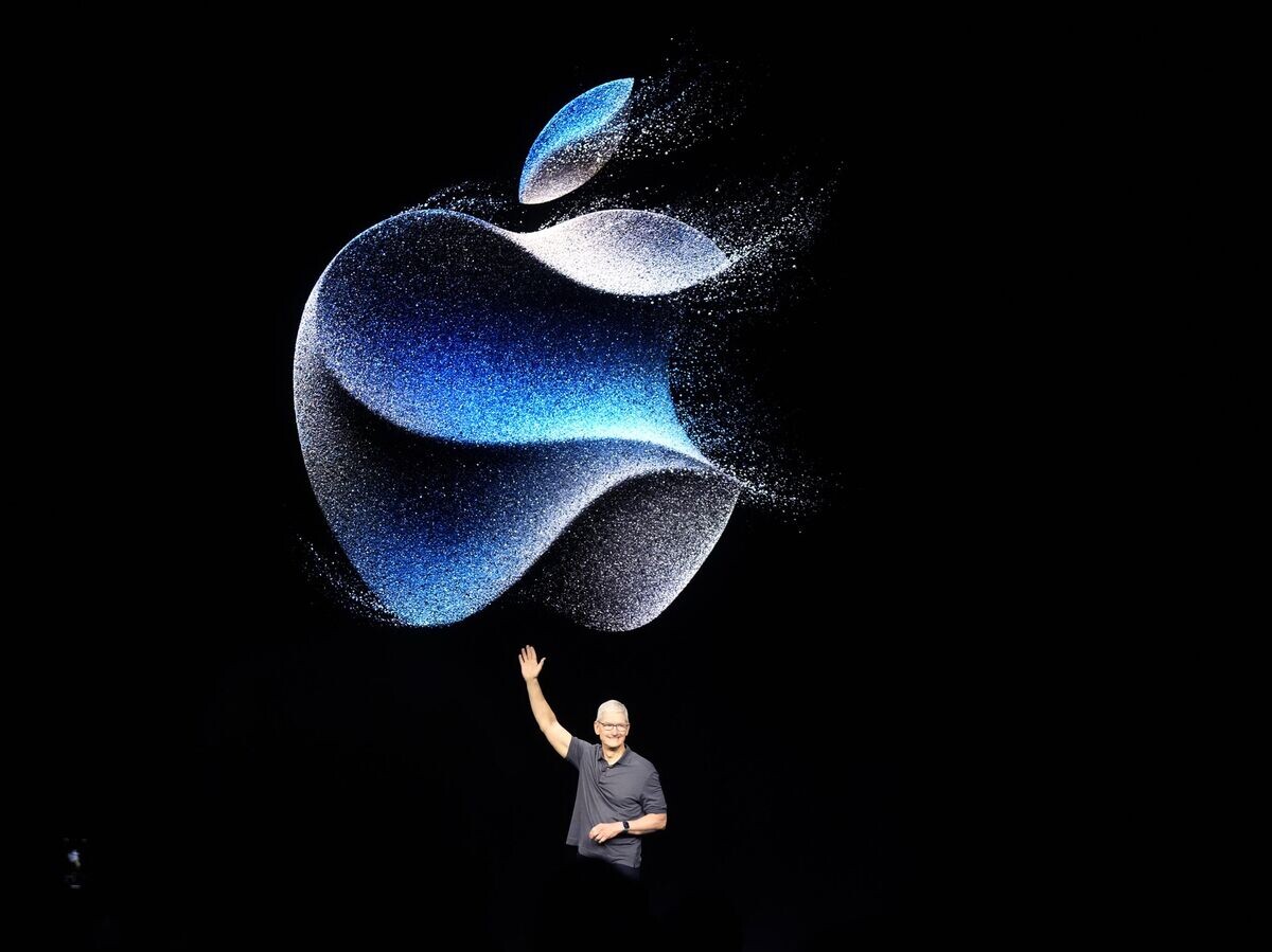    Генеральный директор Apple Тим Кук во время анонса новых продуктов в кампусе компании Apple | © AP Photo / Jeff Chiu