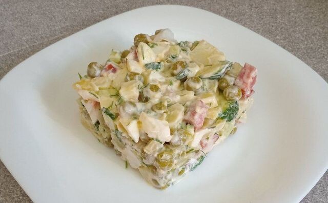 Салат с солеными огурцами и колбасой — простой и вкусный рецепт на каждый день