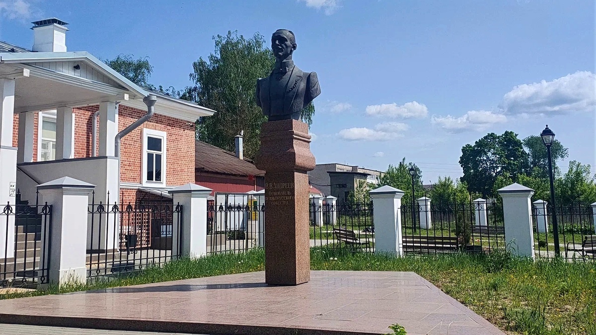 Памятник В. Андрееву