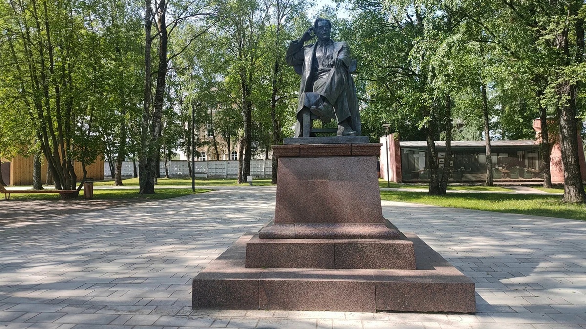 Памятник В. Шишкову в городском парке