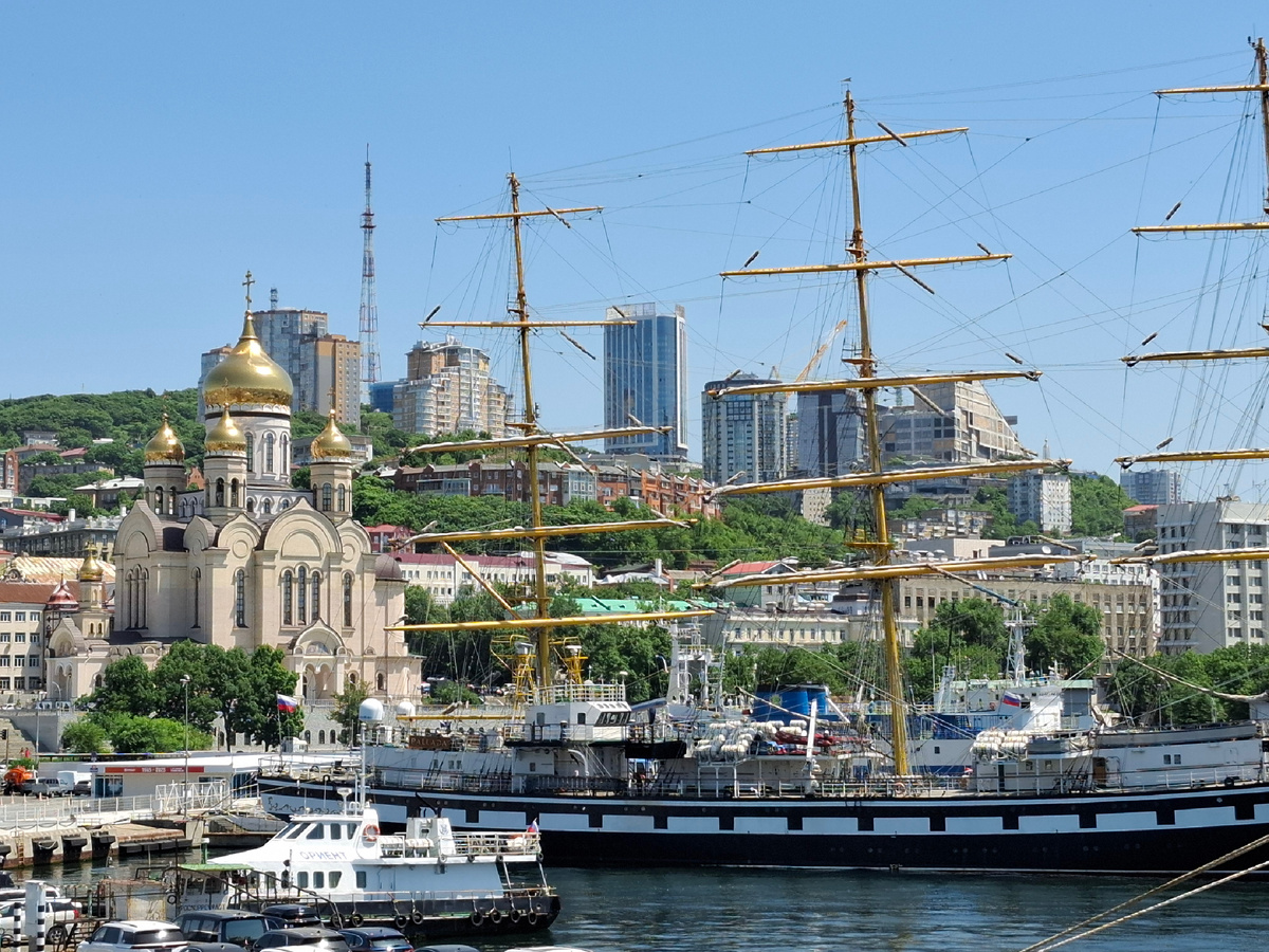 Фрегат «Надежда» в бухте Золотой Рог во Владивостоке. Фото автора канала