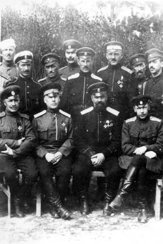 Командование, штаб и командиры частей 1-го армейского корпуса в Болгарии. Сидят слева направо — генералы — Витковский, Кутепов, Штейфон. Стоят (за Кутеповым) генералы — Скоблин, Туркул, Бредов. Болгария, г. Велико-Тырново, 2 апреля 1922 года.