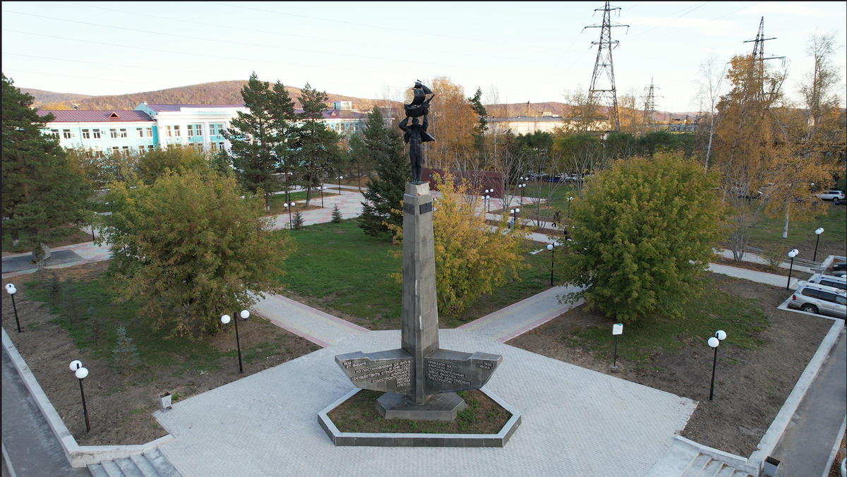 Памятная стела "Амурский корабел" на площади Макарова, установленная в честь 50летия завода им. Ленинского комсомола
