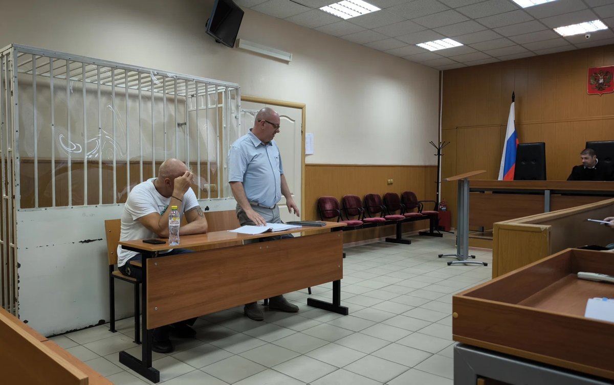    Подсудимый Олег Урюпин (сидит) и его адвокат Олег Попов в горсуде Кургана