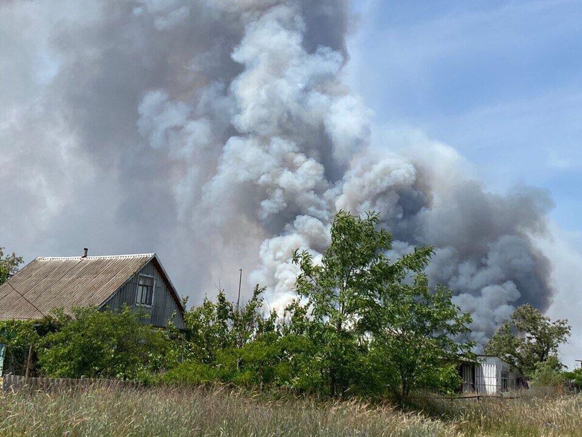    Дым от пожара в заповеднике на Кинбурнской косе, возникшего из-за обстрела ВСУ | © РИА Новости