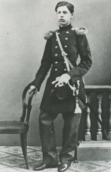 Мусоргский — офицер Преображенского полка. Фото 1856 года - таким его и увидел Бородин