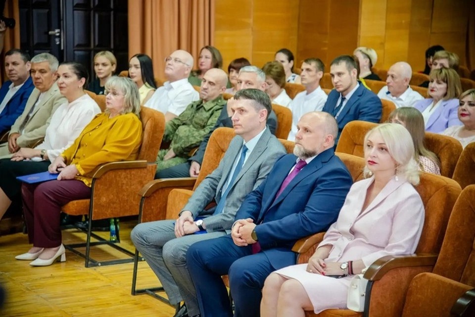    В преддверии Дня медика в ЛНР вручили награды врачам. ФОТО: Администрация Главы ЛНР