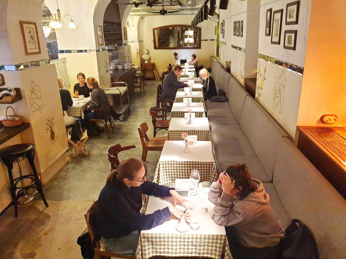 Общий вид зала итальянского ресторана Osteria by Mandy's