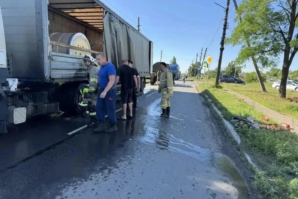    На трассе под Петровским автоинспекторы потушили загоревшийся грузовик. ФОТО: МВД по ЛНР