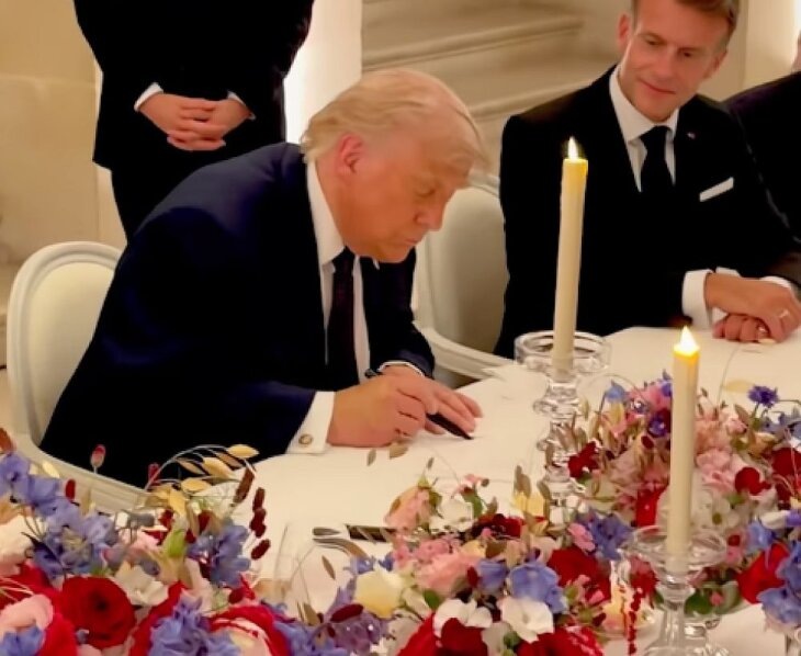     Президент США Дональд Трамп подписывает "Меморандум о взаимопонимании". Источник: ВВС.