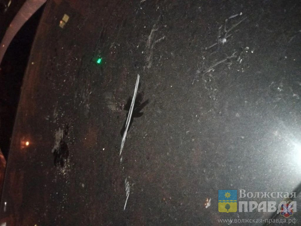 Фото ГУ МВД России по Волгоградской области📷    Скакал капотам и крышам: 18-летний волжанин порезвился на парковке во дворе
