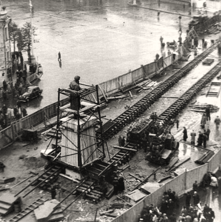 В августе 1950 года памятник Александру Пушкину в Москве перенесли с Тверского бульвара на Пушкинскую площадь.