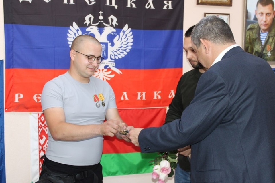    В Горловке ветерану спецоперации вручили ключи от квартиры. Фото: ТГ/Приходько
