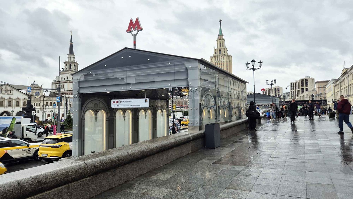 Попасть в метро можно, не выходя из вокзала. Входы в подземку, расположенные рядом с историческим зданием, оформили в виде небольших стеклянных павильонов